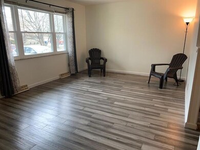 5301 Hedgewood Front Lv rm 4