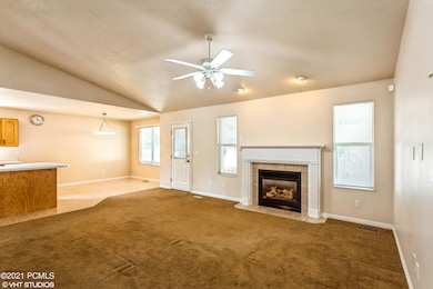 09_7554S5040W_95_FamilyRoomDiningRoom_Hi