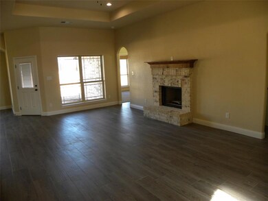 913 E 5th St, Springtown, TX 76082 - photo 4