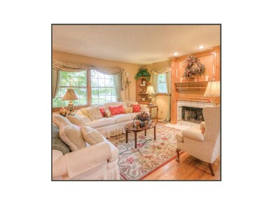 Living Rm/Beautiful Hardwd Flrs