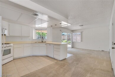KITCHEN WITH BREAKFAST BAR!