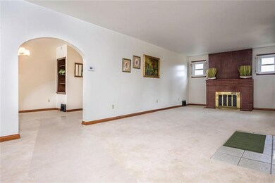 922 MAIN LIVING ROOM
