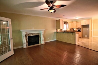 Hardwood and Fireplace (Gas)