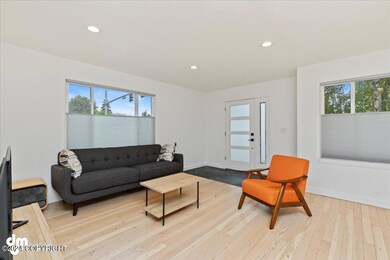 Living Room/Entry