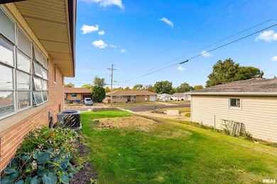 1201 Jefferson St, Pekin, IL 61554 - photo 4