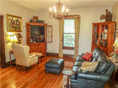 This great living room offers beautiful hardwood floors, fireplace, large windows and 12' ceilings. What a great place to relax and spend time with the family. 