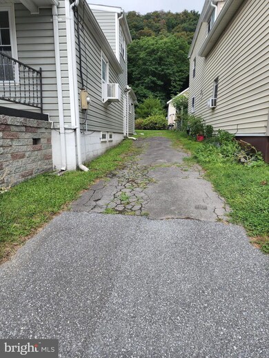 257 N Washington St, Berkeley Springs, WV 25411 - photo 4