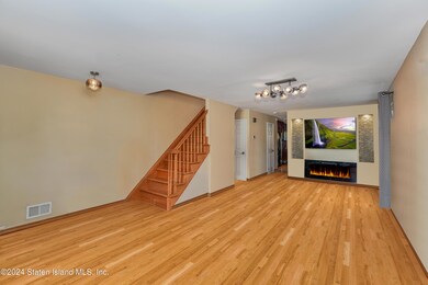(5) LIVNG ROOM