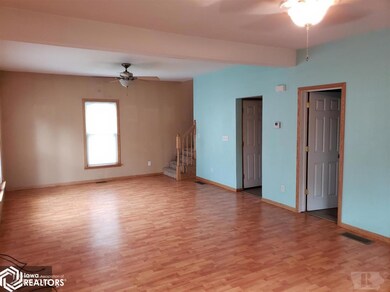 419 E 2nd St S, Newton, IA 50208 - photo 4