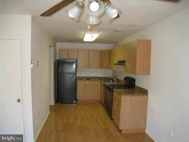 10687 Oak Thrush Ct, Burke, VA 22015 - photo 2