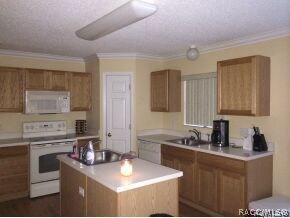 Kitchen w/island
