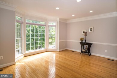 4088 Walnut Cove Cir, Fairfax, VA 22033 - photo 4