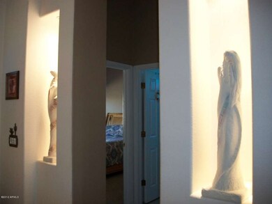 Set in Accessory Niches'