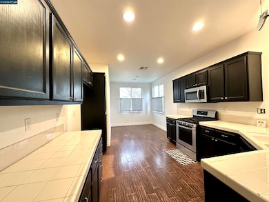 111 Steinbeck Ct, Pittsburg, CA 94565 - photo 6