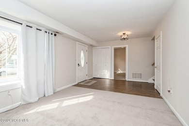 03_31PeachTreeDr_165_LivingRoom_Small