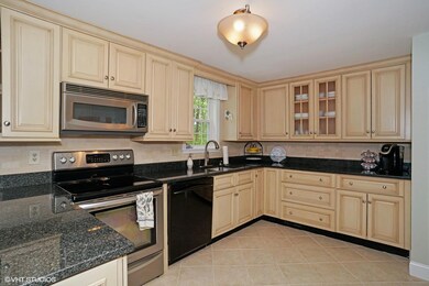 04_10LedaRoseLane_5_Kitchen_MLSuse_1500x