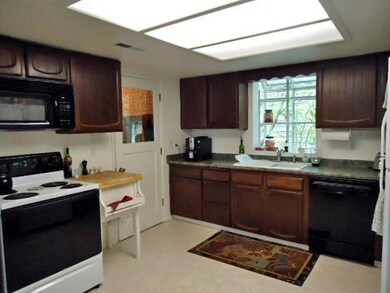 936 NE 9th St, Grants Pass, OR 97526 - photo 2