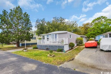 Manufactured / mobile home with a front lawn