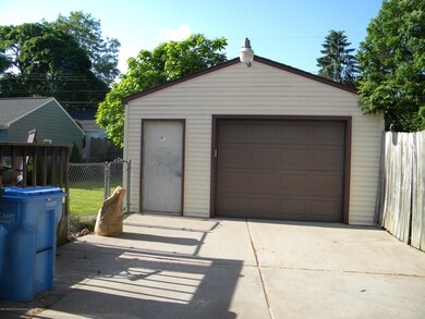 916 Sparrow Ave, Lansing, MI 48910 - photo 2
