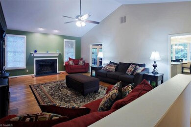 2106 Candelar Dr, High Point, NC 27265 - photo 4