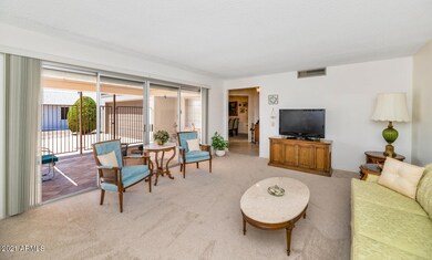 9512 W Oakstone Dr-large-009-030-9512 W