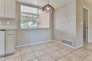 005-photo-dining-room-11916144