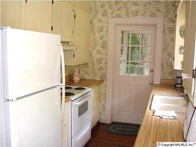 Kitchen has ample cabinets and all appliances