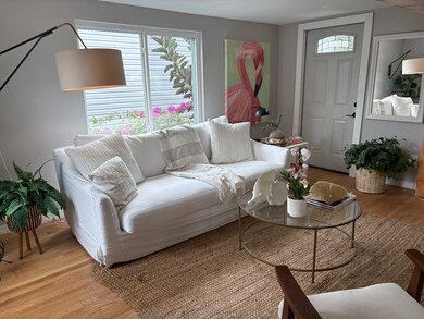 LIVINGROOM AND FLO