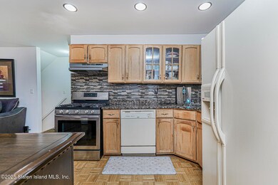 121 Clark Ln, Staten Island, NY 10304 - photo 4