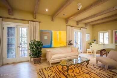Expansive Living room