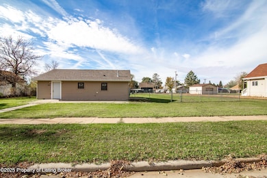 916 1st Ave E, New England, ND 58647 - photo 4