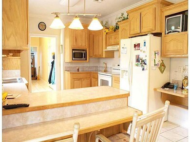 Kitchen. Eat in Breakfast Bar