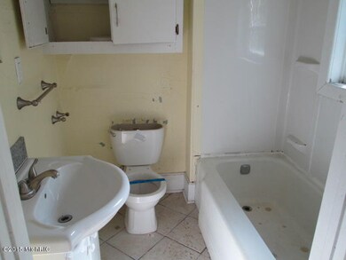 328_4th_%2819%29bathroom1_42816318 (2)