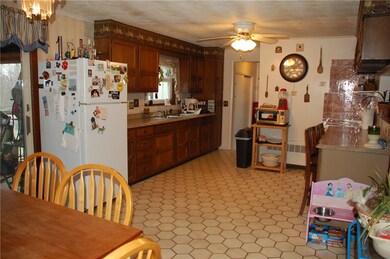 eat in kitchen, applianced