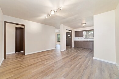 5007 Redbud St, Houston, TX 77033 - photo 7