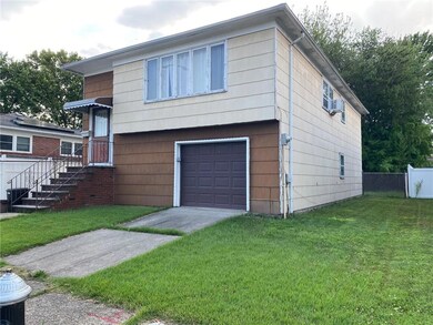 2 floors, 4 bedroom, 2 baths, 2 eat-in kitchens, 2 livingrooms