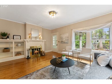 Living Room/Entrance