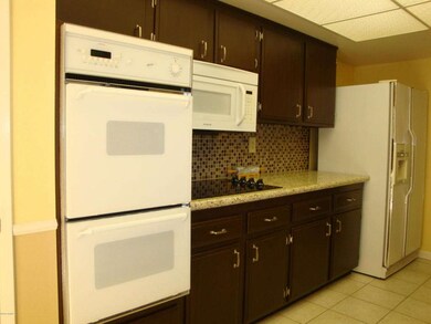 2 KITCHEN WITH DOUBLE OVENS