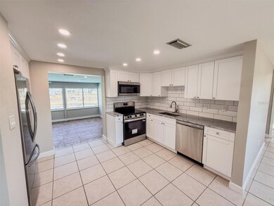 818 Bayview Dr, Ruskin, FL 33570 - photo 5