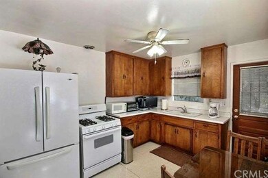 Nice and neat kitchen in the rear unit