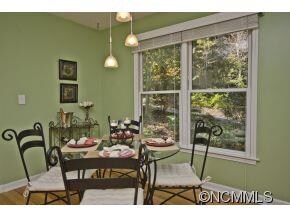 Large Eat-In Kitchen
