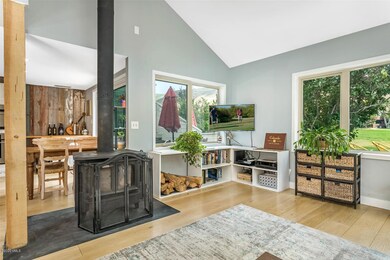 111 Coyote Cir-large-035-032-Living Room