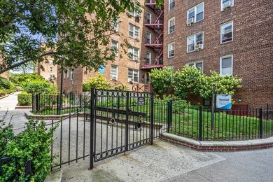 66-37 Yellowstone Blvd unit 6G, Forest Hills, NY 11375 - photo 2