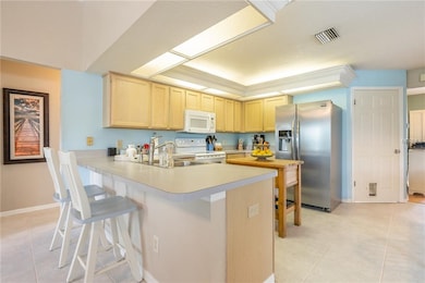 Open kitchen with eat-in area & large breakfast ba