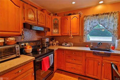 Gorgeous Oak Kitchen with Hardwood Floors and Isla