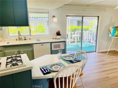 Breaksfast Nook to Dining Room