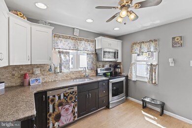 215 Fernwood Ave, Folsom, PA 19033 - photo 5