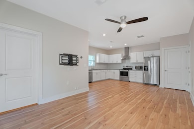 Kitchen with appliances with stainless steel fini