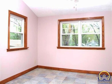 1532 SW Campbell Ave, Topeka, KS 66604 - photo 7