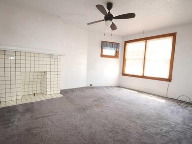 Bedroom. Large master bedroom with decorative mant